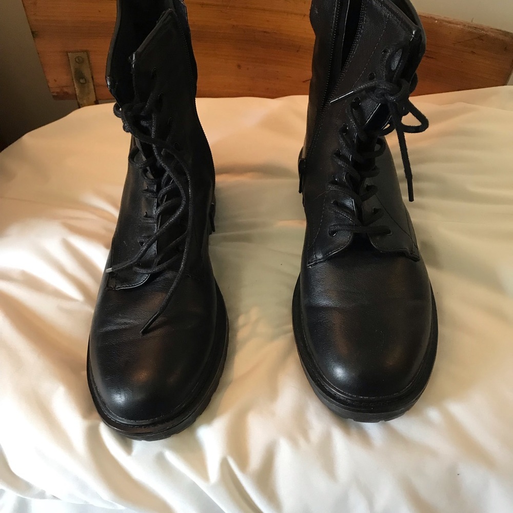 Women’s 8.5 Medium zip up and lace black boots. Mudd designer.